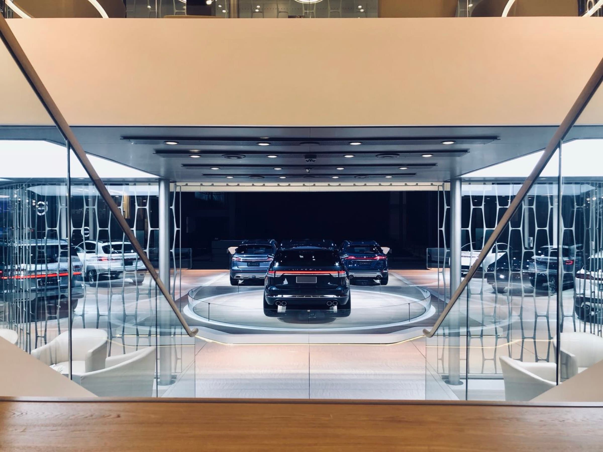 Lincoln showroom turntable